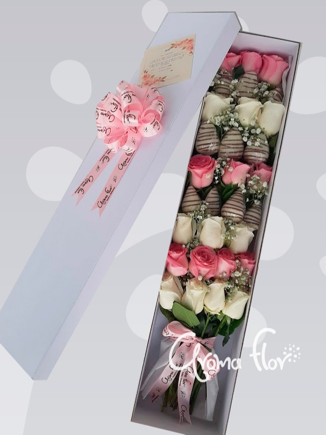 Caja En Rosas Rosadas Y Fresas Con Chocolates